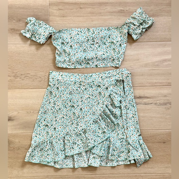 Dresses & Skirts - Floral Mint Green Set Size M